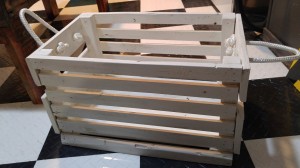 white pallet crate with white rope handles